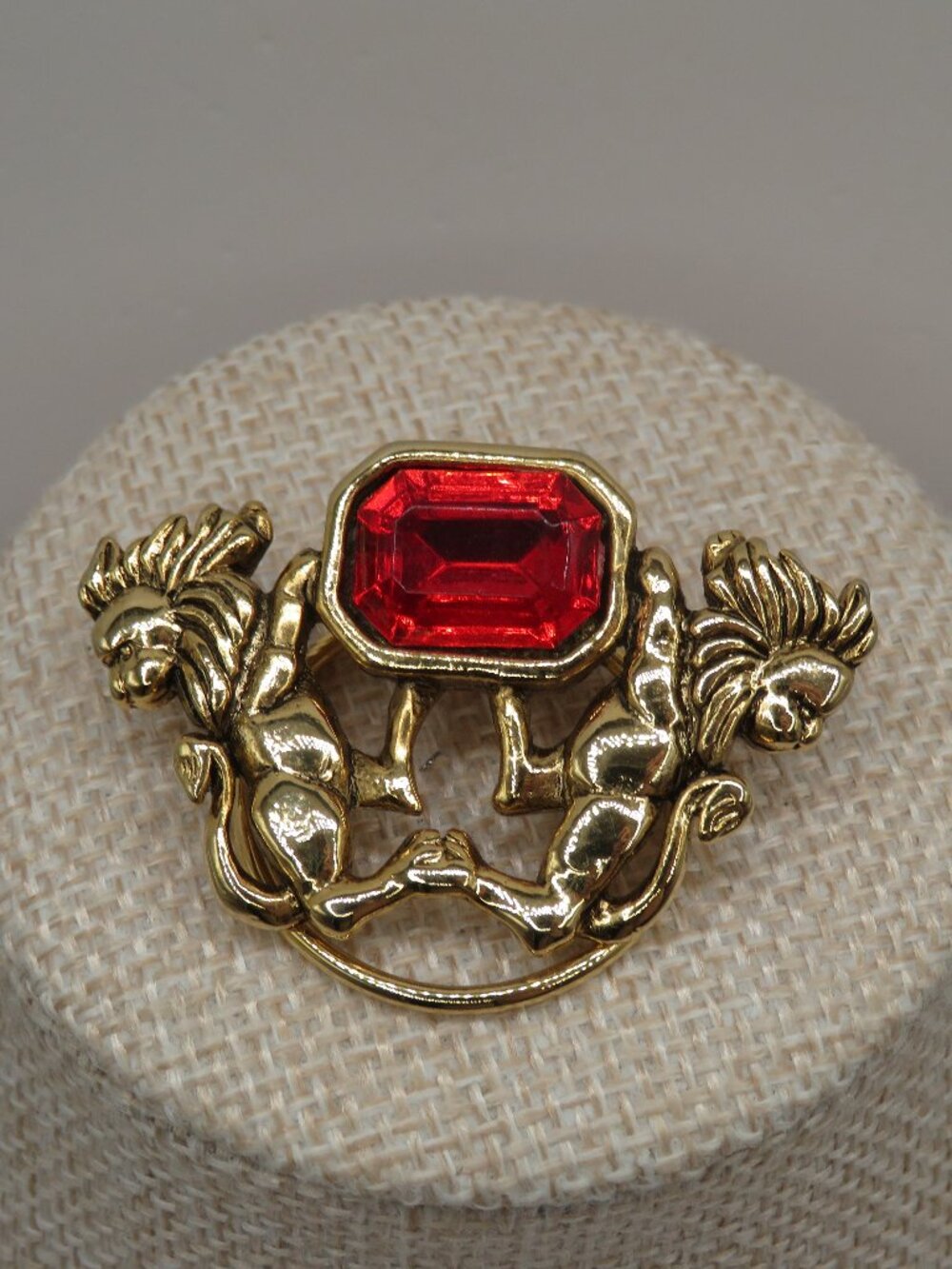 Vintage Lions Red Rhinestone Gold Tone Scarf Clip